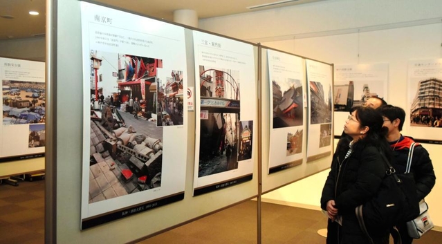 神戸新聞社の記者が撮影した被災地の比較写真が並ぶ会場＝北淡震災記念公園