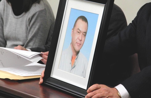島谷和則さんの遺影を携えて記者会見に応じた妻（左）ら＝１５日午前、神戸市中央区橘通３、神戸市婦人会館（撮影・田中宏樹）