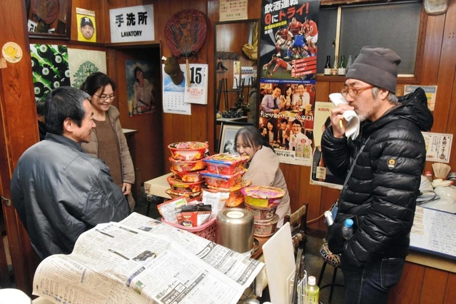 酒店のシーンの撮影に臨むいまおかしんじさん（右）＝神戸市長田区長楽町３