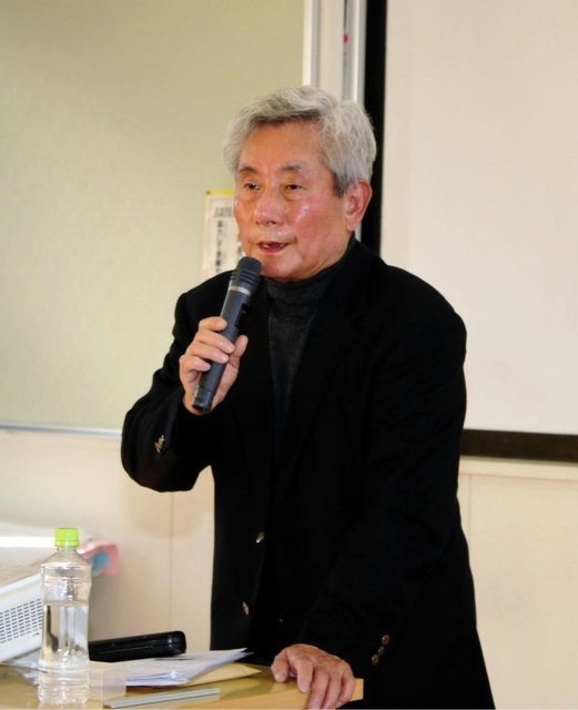 震災経験を通し、人のつながりや命の大切さを訴える崔敏夫さん＝三木小