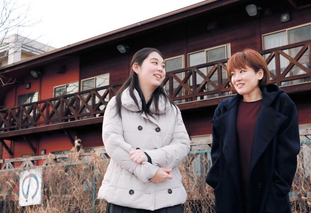 浜風の家での思い出を話す松本知子さん（左）と田中智子さん＝芦屋市浜風町
