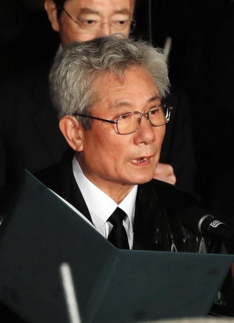 遺族を代表し、亡くした次男への思いを語る崔敏夫さん＝１７日午前５時５３分、神戸市中央区加納町６、東遊園地（撮影・斎藤雅志）