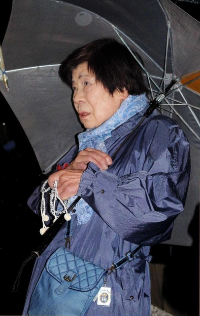 数珠を手に、犠牲になった母を思う池田菊美さん＝１７日午前５時４５分、西宮市奥畑