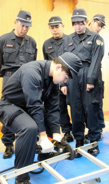 救助カッターの使い方を学ぶ南あわじ署員ら＝南あわじ署