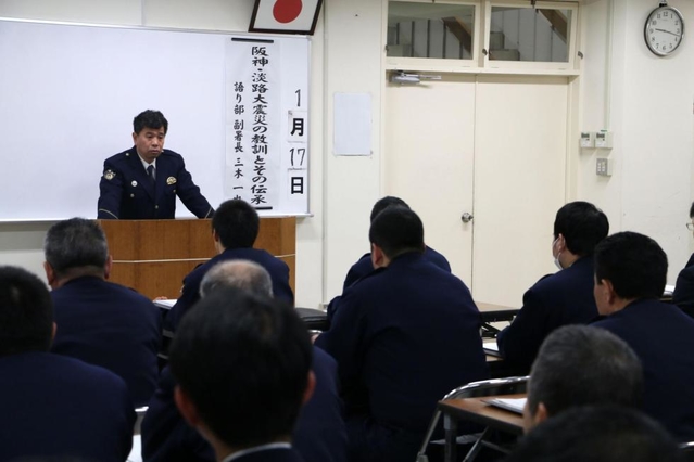 若手署員らに震災の経験や教訓を語る三木一也副署長＝高砂署