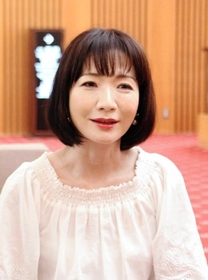 恩師の思い出と歌に込めた願いなどを話す平松愛理さん＝神戸市中央区波止場町（撮影・杉山雅崇）