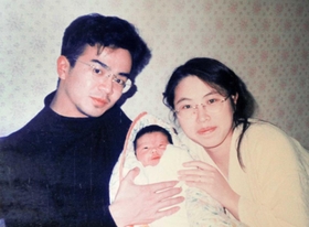 生後まもない中村翼さん（中央）を抱く父威志さん（左）と母ひづるさん（右）＝１９９５年１月（中村さん提供）