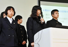 小学校で実施した防災学習について発表する県立舞子高の生徒＝６日午前、神戸市中央区脇浜海岸通１