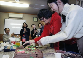 クリスマスケーキを囲む元利用者ら＝芦屋市浜風町（撮影・初鹿野俊）