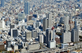 高層ビルが立ち並ぶ神戸・三宮周辺＝神戸市中央区