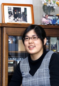 漢之君と深理ちゃんの写真のもとで、２人への思いを語る米津英さん＝芦屋市浜芦屋町（撮影・三津山朋彦）