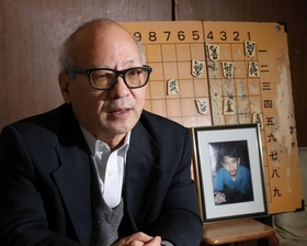 阪神・淡路大震災で弟子の船越隆文さんを亡くした森信雄さん。毎年１月１７日には遺影を手に船越さんのアパート跡を訪れる＝宝塚市清荒神１（撮影・大森　武）