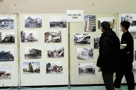阪神・淡路大震災の被害状況を伝える写真パネル＝西脇北高校