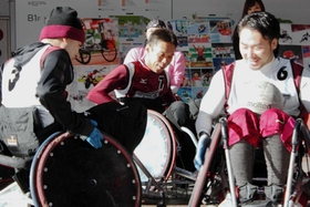 障害者スポーツを紹介する催しで、車いすラグビーを実演する浜野健二さん（中央）＝神戸市中央区東川崎町１