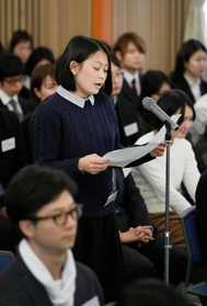 阪神・淡路大震災で亡くなった母幸美さんへの思いを読み上げる福井友利さん＝１３日午後、神戸市
