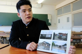 「復興するまで見届けたい」。熊本で撮りためた被災地の写真を手に、思いを語る滝川拓海さん＝舞子高校