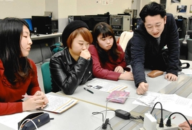 「１．１７のつどい」に向け藤本真一さん（右）と打ち合わせする学生ら＝９日、関西学院大学神戸三田キャンパス