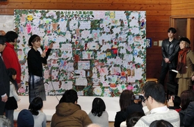 「希望の木」の下、大勢が集まった最後のイベント＝１４日午後、芦屋市浜風町（撮影・三津山朋彦）