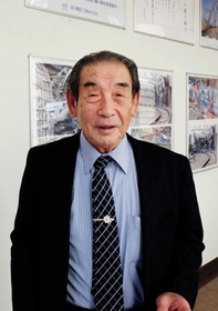 古澤孝司さん。会社玄関には鉄道事故の教訓を刻むパネルを展示している＝長田電設工業