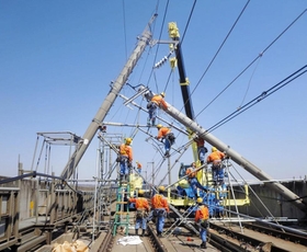 東北新幹線の復旧を急ぐ長田電設工業の作業員（同）