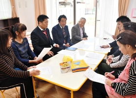 訓練の打ち合わせを行うメンバー＝明石市大久保町西脇
