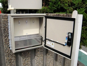 加古川市立別府小学校の門などの鍵を保管するボックス。放送による遠隔操作で開錠でき、住民らが迅速に校舎上階に避難できる（加古川市提供）
