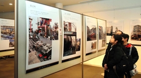 神戸新聞社の記者が撮影した被災地の比較写真が並ぶ会場＝北淡震災記念公園