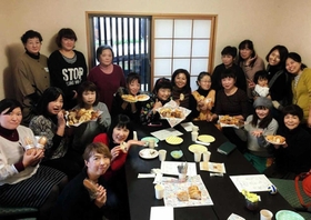 毎年１１月に宮城県気仙沼市で開かれる「東北＆神戸女子会」。５回目となった昨年の女子会には神戸のパンをお土産にした（田中成美さん提供）