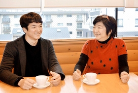 「何か恥ずかしいわ」。田中成美さん（右）と笑顔で話す大地さんは社会人５年目。母と同じ目線で物事を見られるようになってきた＝神戸市東灘区本山北町３
