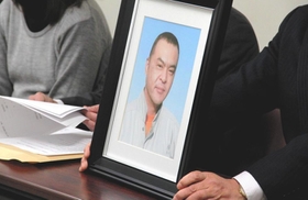 島谷和則さんの遺影を携えて記者会見に応じた妻（左）ら＝１５日午前、神戸市中央区橘通３、神戸市婦人会館（撮影・田中宏樹）