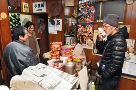 酒店のシーンの撮影に臨むいまおかしんじさん（右）＝神戸市長田区長楽町３