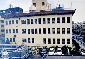 １９９５年１月１７日の兵庫署。１階が押しつぶされ職員１人が殉職した