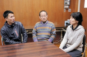 環境防災科担当教員の３人。（右から）副科長の桝田順子さん、科長の和田茂さん、３年担任の柏木優作さん＝舞子高校