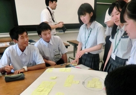 宮城県・多賀城高校災害科学科の生徒と交流する舞子高校環境防災科の生徒たち＝宮城県、多賀城高校（後藤謙太さん提供）