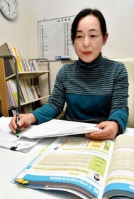 行政書士として働く傍ら、社会福祉士の資格取得を目指して勉強する勝部慶子さん＝西宮市松生町７