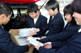 全校生の思いが込もった約４５０本のろうそくを段ボールに詰め込む生徒たち＝篠山中学校