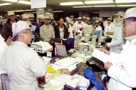 震災当時、日本赤十字社兵庫県支部で開かれたミーティング＝日時不明、神戸市中央区（吉田利栄さん撮影）