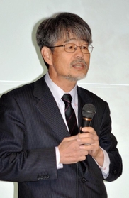 被災地での中高生のボランティア活動を紹介する諏訪清二さん＝相生市双葉１