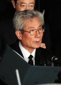 遺族を代表し、亡くした次男への思いを語る崔敏夫さん＝１７日午前５時５３分、神戸市中央区加納町６、東遊園地（撮影・斎藤雅志）