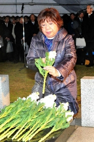 「母の分まで長生きを」と誓い、慰霊碑に献花する大上裕子さん＝１７日午前５時５４分、淡路市の北淡震災記念公園（撮影・内田世紀）