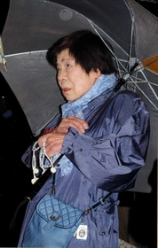 数珠を手に、犠牲になった母を思う池田菊美さん＝１７日午前５時４５分、西宮市奥畑
