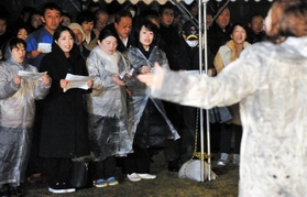 「しあわせ運べるように」を合唱する参加者たち＝北淡震災記念公園