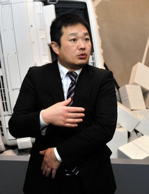 地震で生き埋めになったことについて語る安楽徹さん＝北淡震災記念公園