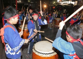 和太鼓を演奏する子どもら＝稲美町役場前