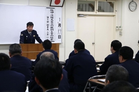 若手署員らに震災の経験や教訓を語る三木一也副署長＝高砂署