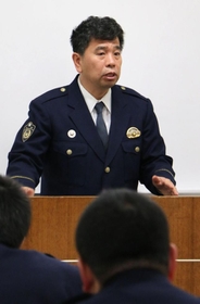 若手署員らに震災の経験や教訓を語る三木一也副署長＝高砂署