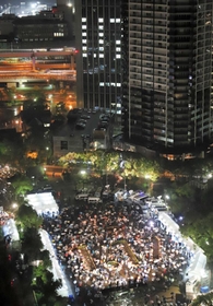 ６・０３　神戸市中央区・東遊園地