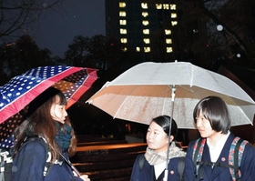 「１・１７のつどい」に参加した後、東遊園地で語り合う（右から）３年の崎田莉子さん、佐藤柚さん、片山柚希さん＝神戸市中央区加納町６