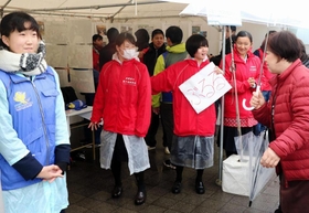 １７日に開かれた防災イベント「交流ひろば」で来場者に呼び掛ける１年生たち＝神戸市中央区脇浜海岸通１、なぎさ公園