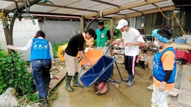 被災地で泥かきに取り組む和田山高生徒ら＝福岡県朝倉市（同校提供）